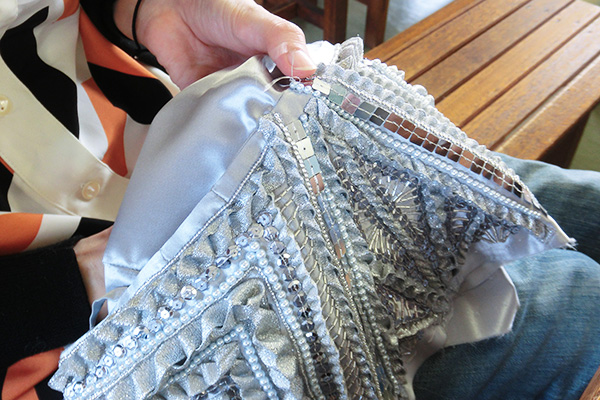 折り紙のように折ったりものやビーズをひと針ひと針付けています